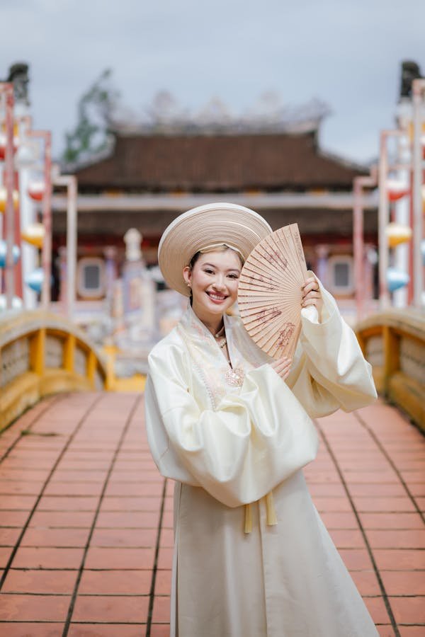 Éventails en bois et tissu : un souffle d'élégance artisanale